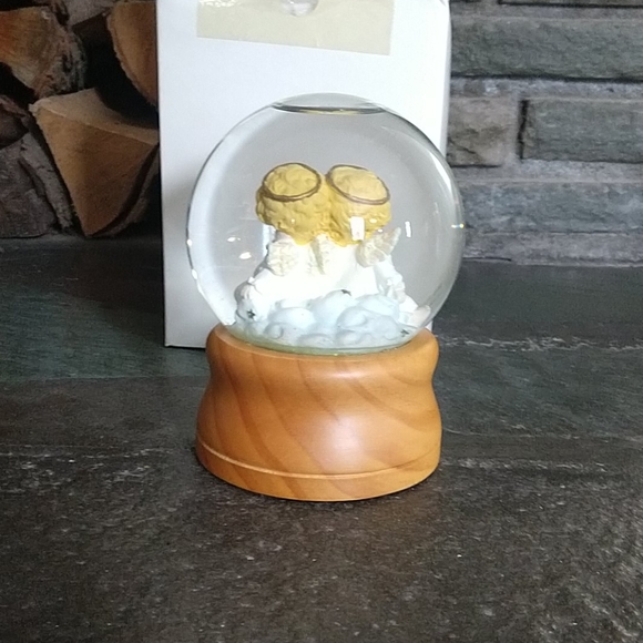 Angel Babes snow globe - Picture 2 of 4